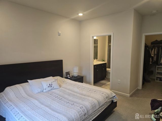 907 Greenland Square, Highland Park, NJ 08904