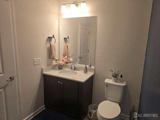 907 Greenland Square, Highland Park, NJ 08904