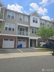 907 Greenland Square, Highland Park, NJ 08904