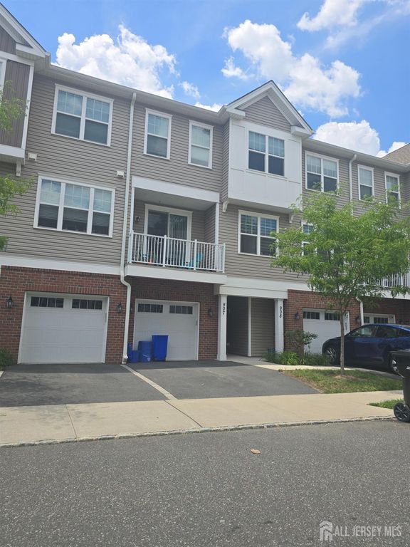 907 Greenland Square, Highland Park, NJ 08904