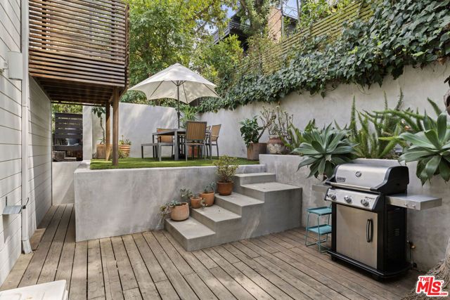 8534 Walnut Drive, Los Angeles, CA 90046