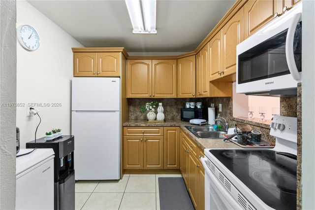 5201 NW 7th St 105, Miami, FL 33126