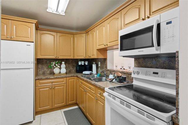 5201 NW 7th St 105, Miami, FL 33126