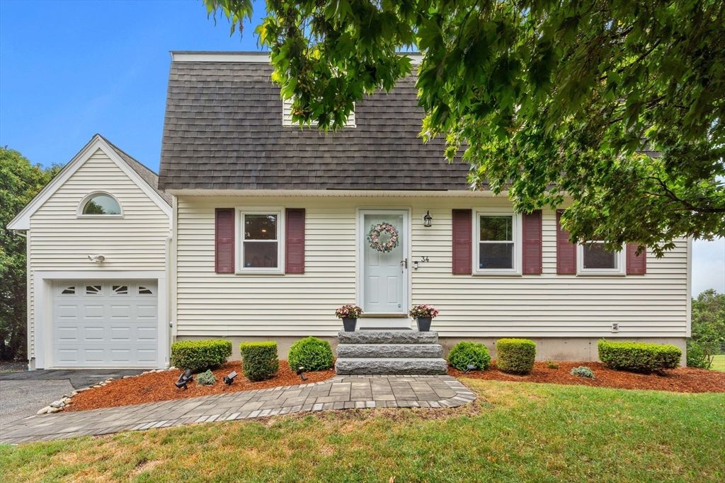 34 Geana Ln, Lowell, MA 01852