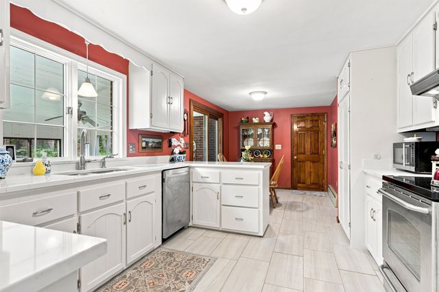4 Hoyt Farm Road, Plaistow, NH 03865