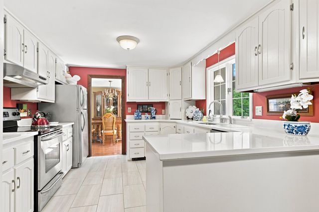 4 Hoyt Farm Road, Plaistow, NH 03865