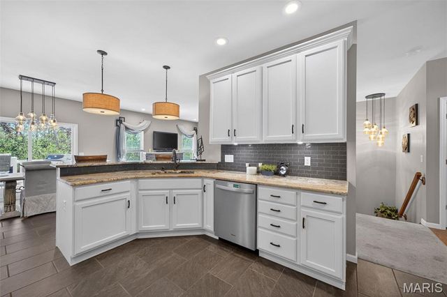 305 Newport Drive, St Peters, MO 63376