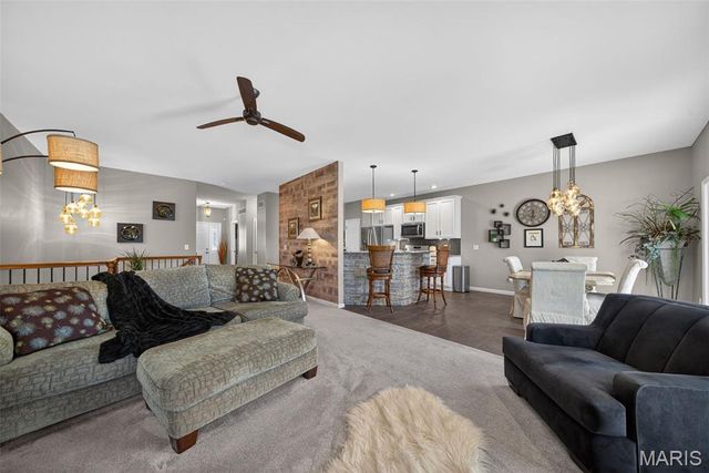 305 Newport Drive, St Peters, MO 63376
