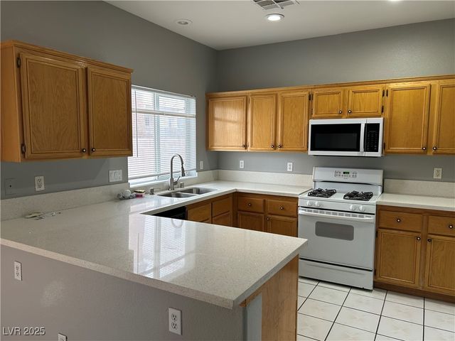 861 CLEAR DIAMOND Avenue, Las Vegas, NV 89123