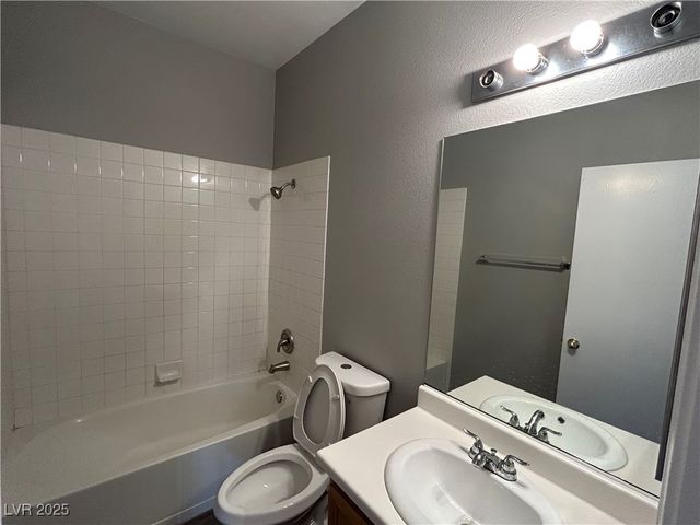 861 CLEAR DIAMOND Avenue, Las Vegas, NV 89123