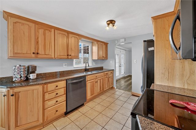 1279 Armstrong Dr, South Park, PA 15129