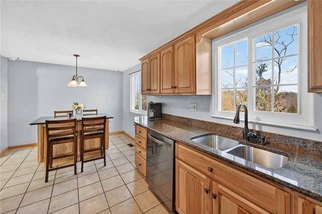 1279 Armstrong Dr, South Park, PA 15129