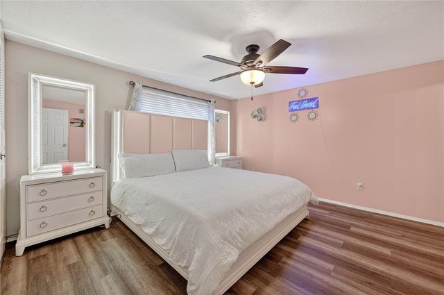 1279 Armstrong Dr, South Park, PA 15129