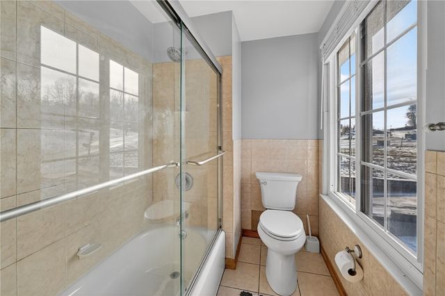 1279 Armstrong Dr, South Park, PA 15129