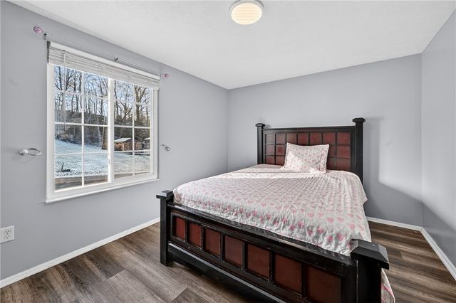 1279 Armstrong Dr, South Park, PA 15129