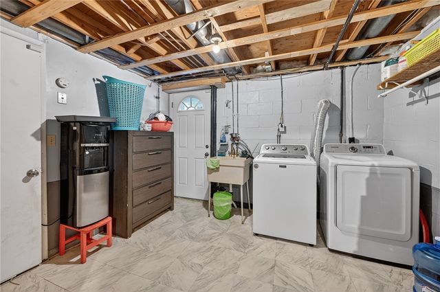 1279 Armstrong Dr, South Park, PA 15129