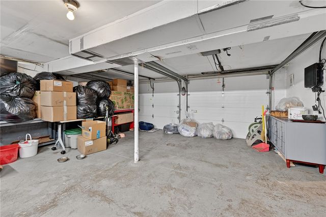 1279 Armstrong Dr, South Park, PA 15129