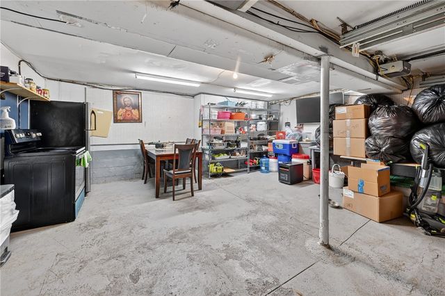 1279 Armstrong Dr, South Park, PA 15129