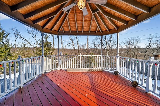 1279 Armstrong Dr, South Park, PA 15129