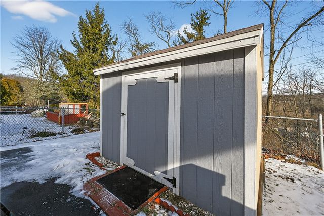 1279 Armstrong Dr, South Park, PA 15129