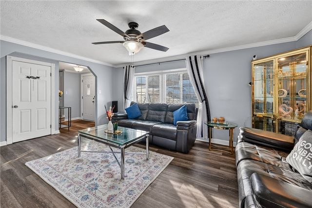 1279 Armstrong Dr, South Park, PA 15129