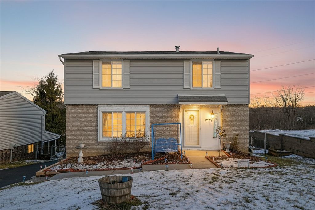 1279 Armstrong Dr, South Park, PA 15129