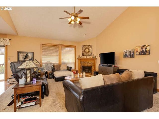 521 Nw MT MAZAMA St, Mc Minnville, OR 97128