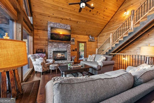904 Raccoon Road, Blue Ridge, GA 30513