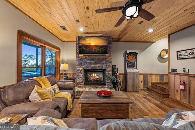 904 Raccoon Road, Blue Ridge, GA 30513