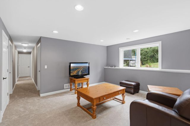 1268 Lincolntown Avenue, Mahtomedi, MN 55115