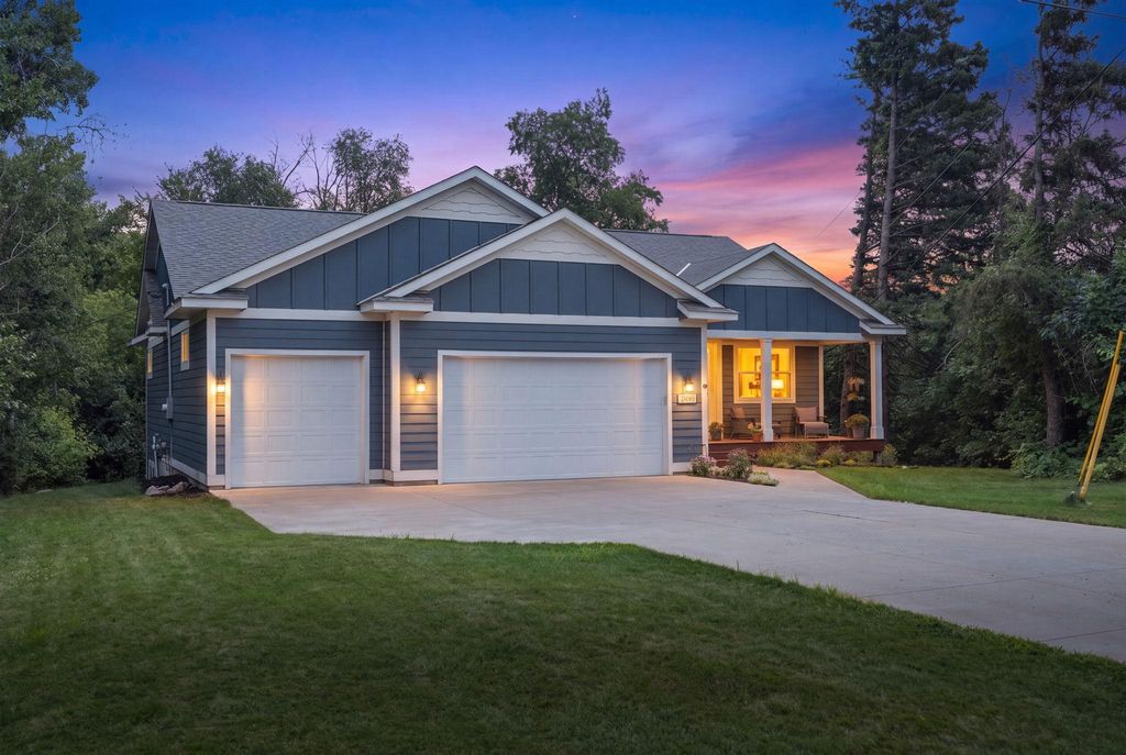 1268 Lincolntown Avenue, Mahtomedi, MN 55115