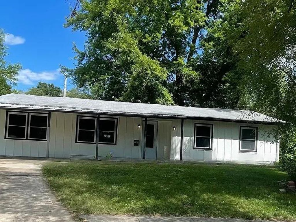 702 Park Circle, Belton, MO 64012