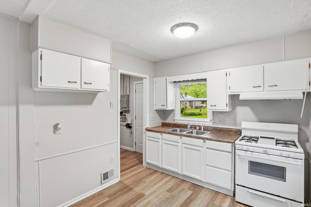 4501 standish Drive, Fort Wayne, IN 46806