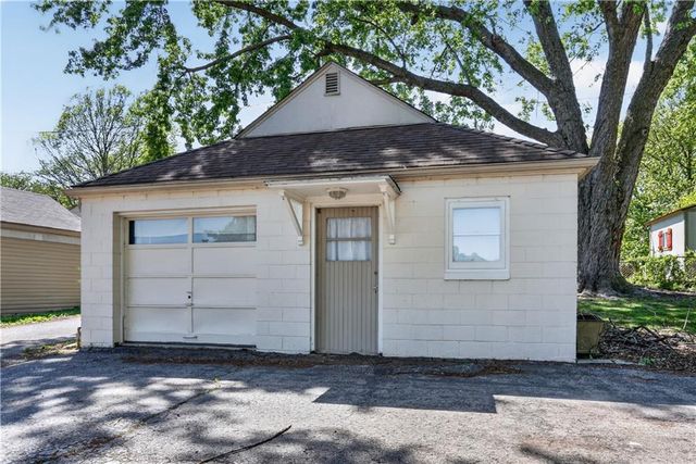 1336 6th Avenue, Leavenworth, KS 66048