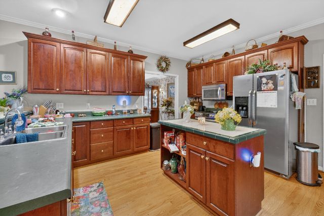 24 Queen Regent CT, Blue Ridge, VA 24064