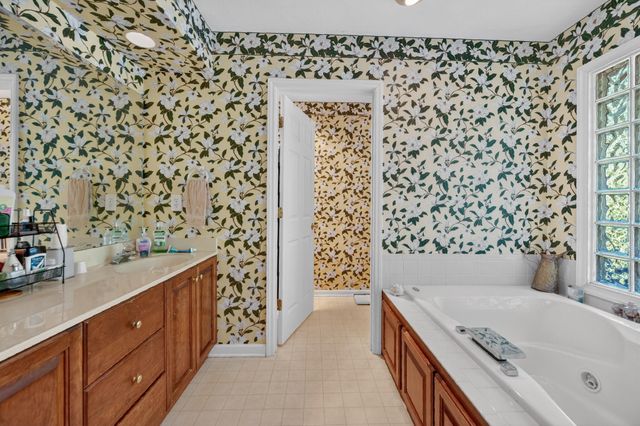 24 Queen Regent CT, Blue Ridge, VA 24064
