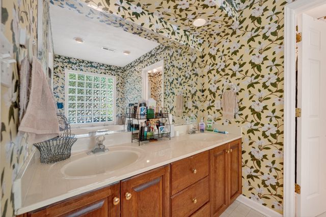24 Queen Regent CT, Blue Ridge, VA 24064