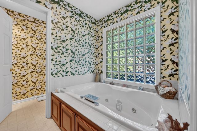 24 Queen Regent CT, Blue Ridge, VA 24064