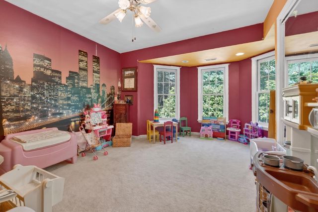 24 Queen Regent CT, Blue Ridge, VA 24064