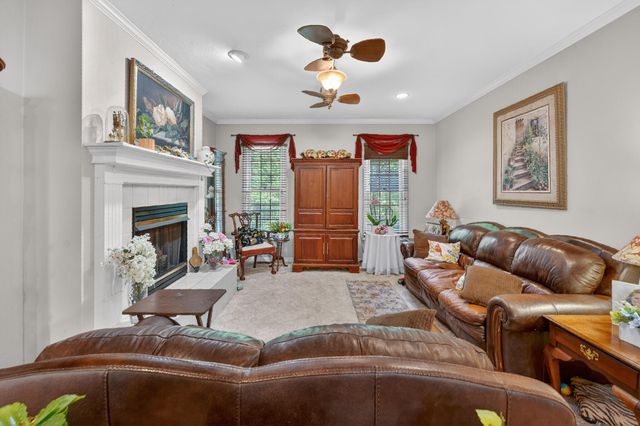 24 Queen Regent CT, Blue Ridge, VA 24064