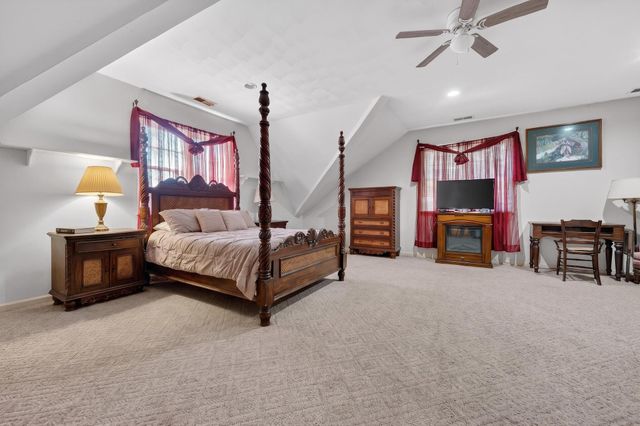 24 Queen Regent CT, Blue Ridge, VA 24064