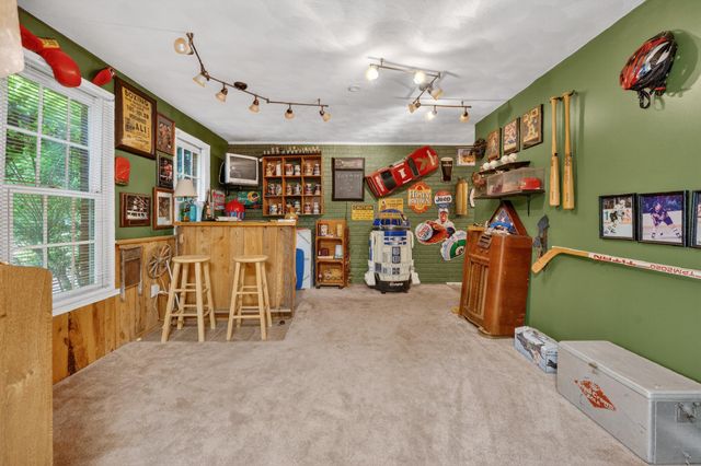 24 Queen Regent CT, Blue Ridge, VA 24064