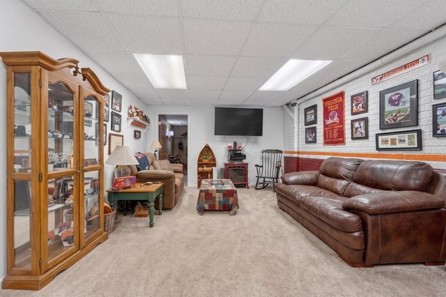 24 Queen Regent CT, Blue Ridge, VA 24064