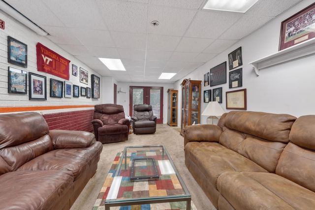 24 Queen Regent CT, Blue Ridge, VA 24064