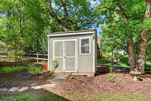 24 Queen Regent CT, Blue Ridge, VA 24064