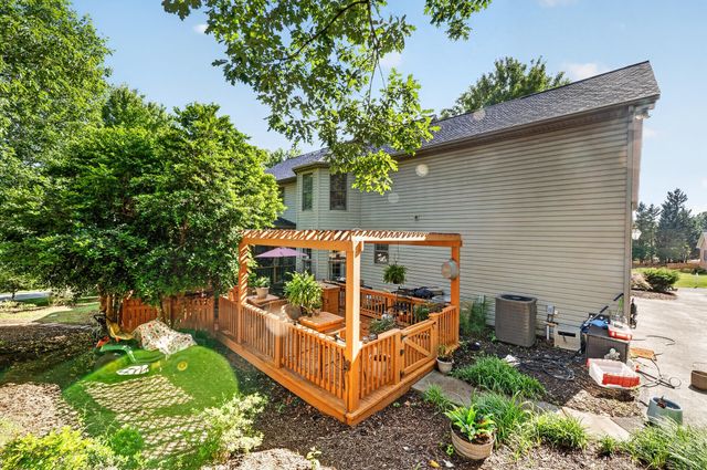 24 Queen Regent CT, Blue Ridge, VA 24064