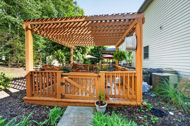 24 Queen Regent CT, Blue Ridge, VA 24064