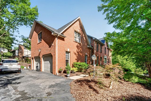24 Queen Regent CT, Blue Ridge, VA 24064