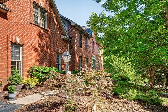 24 Queen Regent CT, Blue Ridge, VA 24064