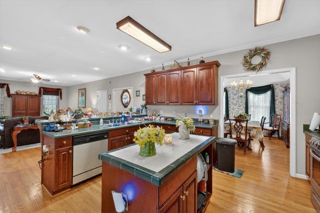 24 Queen Regent CT, Blue Ridge, VA 24064
